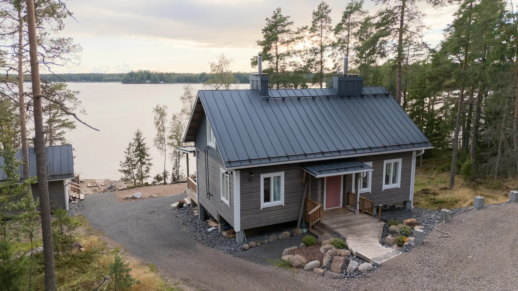 Hirsirakennus osana metsäistä järvimaisemaa